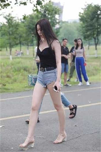 美丽的头颅被割下当众提着