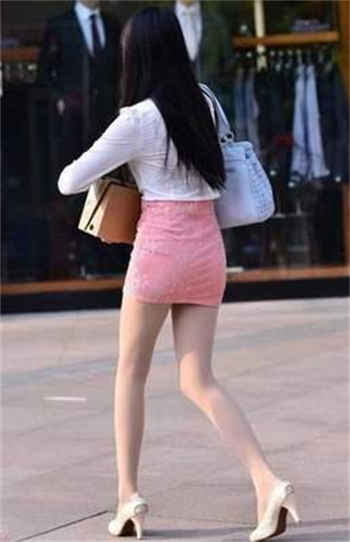 一个女人聚会唱歌到半夜