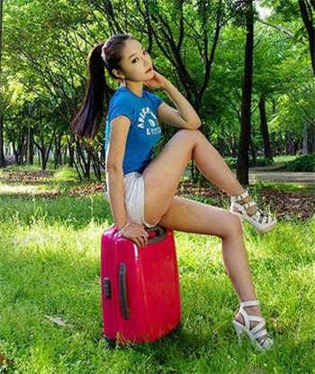 东方明珠女销售员在阳台