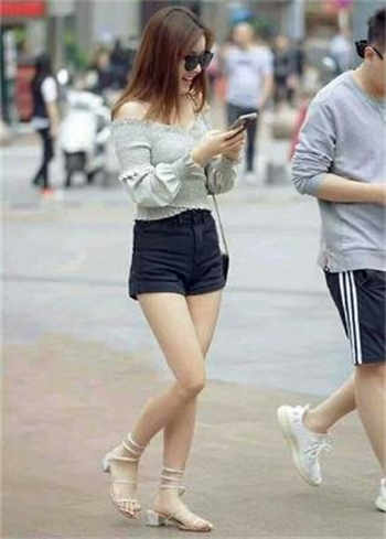 头伸进衣服吃胸动态图