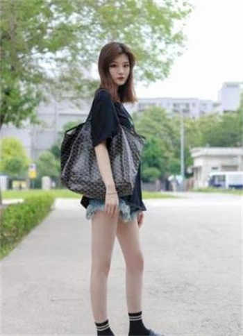 女保险员为了业绩上门推销