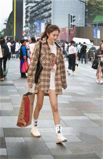 一个男的和两个女的打扑克