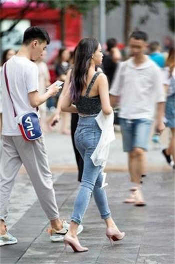 为了赚钱让老婆陪客户