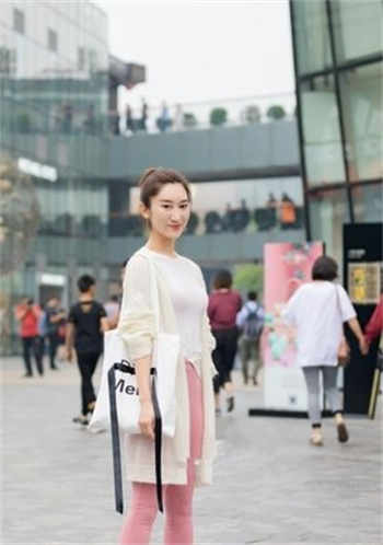 萌酱金丝旗袍图片