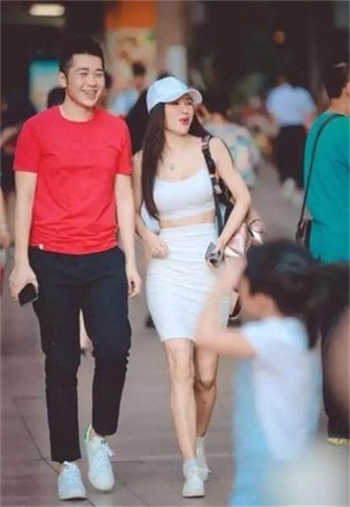 女保险员到我家做保险
